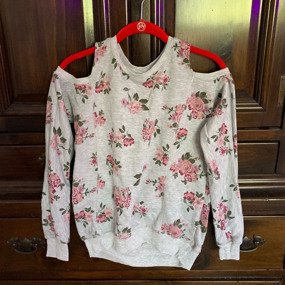 Open shoulder long sleeve top